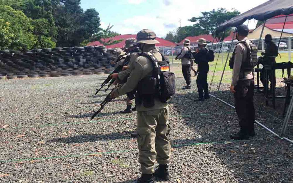 Pasukan Elite Polda Kalteng Latihan Menembak Gunakan Senjata ini