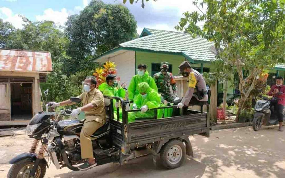 Satgas Desa Lakukan Penyemprotan Disinfektan Minimalisasi Penyebaran Covid