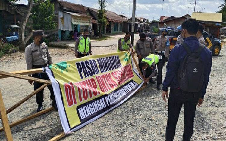 Personel Polres Kapuas Beri Pemahaman Terkait Penutupan Sementara Pasar Mingguan