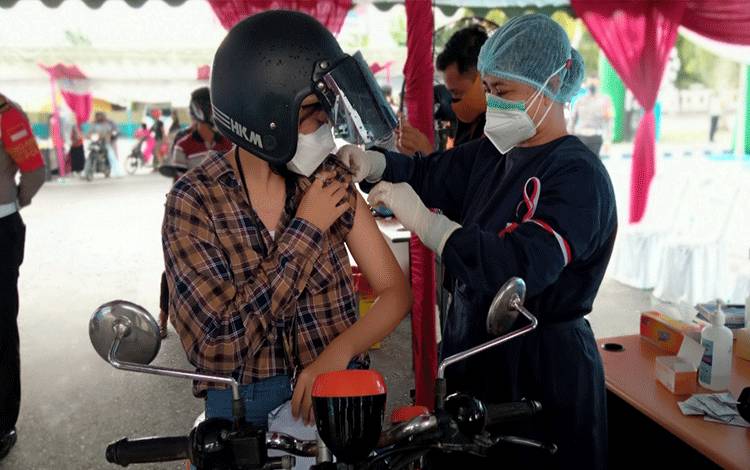 Hindari Kerumunan Dalam Pelaksnaan Vaksinasi Massal, Satlantas Polres Kobar Gelar Vaksinasi Drive Thru