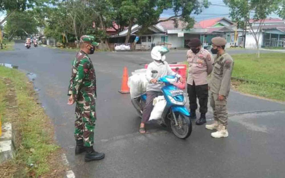 Personel Satpol PP dan Damkar Kapuas Dilibatkan pada Penjagaan 17 Titik Penyekatan Dalam Kota