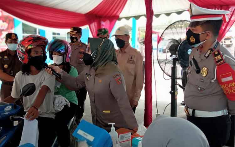 Ini Tujuan Sistem Antrean Drive Thru Dalam Vaksinasi Yang Dilakukan Satlantas Polres Kobar
