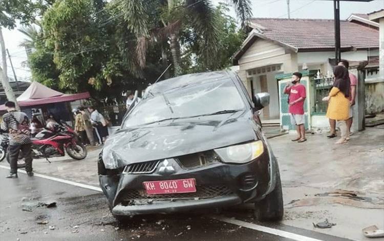Hindari Pemotor, Mobil Strada Triton Pelat Merah Tabrak Plangson