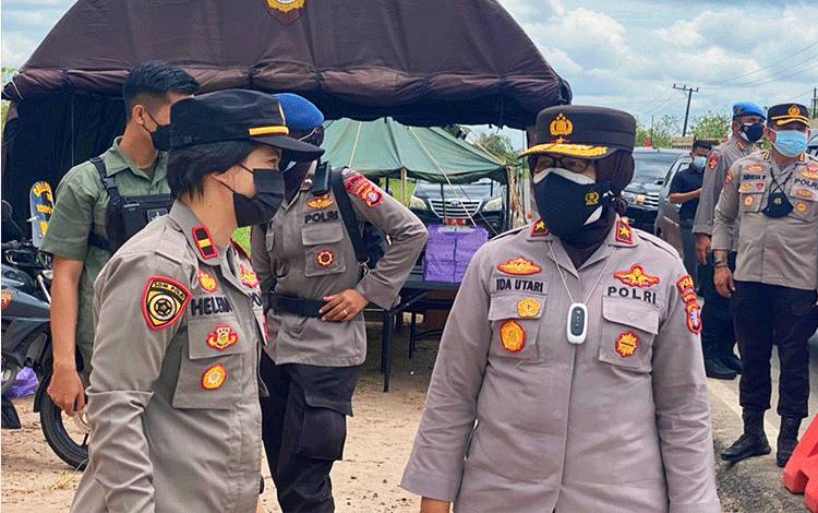 Wakapolda Kalteng Cek Pos Penyekatan di Desa Taruna Untuk Pastikan Kesiapan Petugas