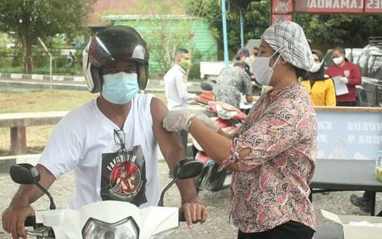 Kolaborasi dengan Polres, Dinkes Lamandau Adakan Vaksinasi Drive Thru