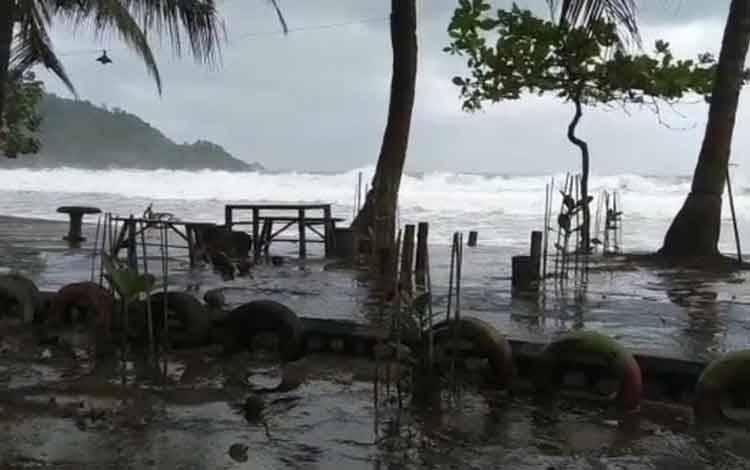 Kapal Nelayan Munjungan Tersapu Ombak, Satu Nelayan Dilaporkan Hilang