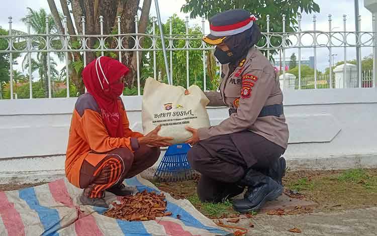 Polwan Polda Kalteng Salurkan Bantuan Sosial