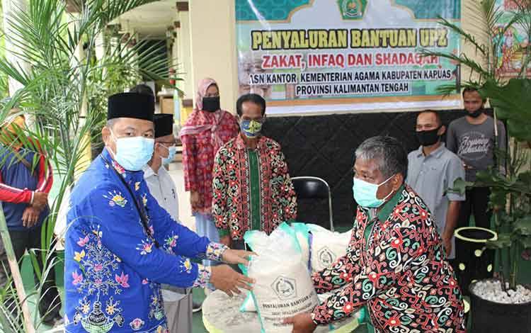 Unit Pengumpul Zakat Kemenag Kapuas Salurkan Sembako ke Pramubakti