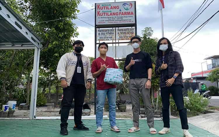 Pelaku Usaha Bagikan Hazmat Bantu Penanganan Covid-19 di Palangka Raya