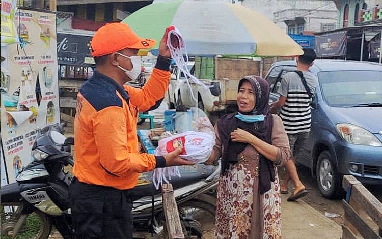 BPBD Damkar Barito Timur Mulai Gerakan Pembagian Masker ke Masyarakat