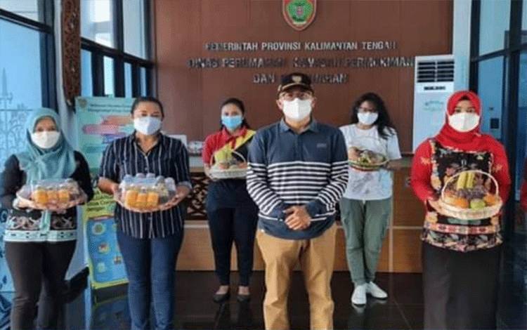 Kepala Dinas Perkimtan Kalteng Salurkan Bantuan untuk Pegawai Isolasi Mandiri