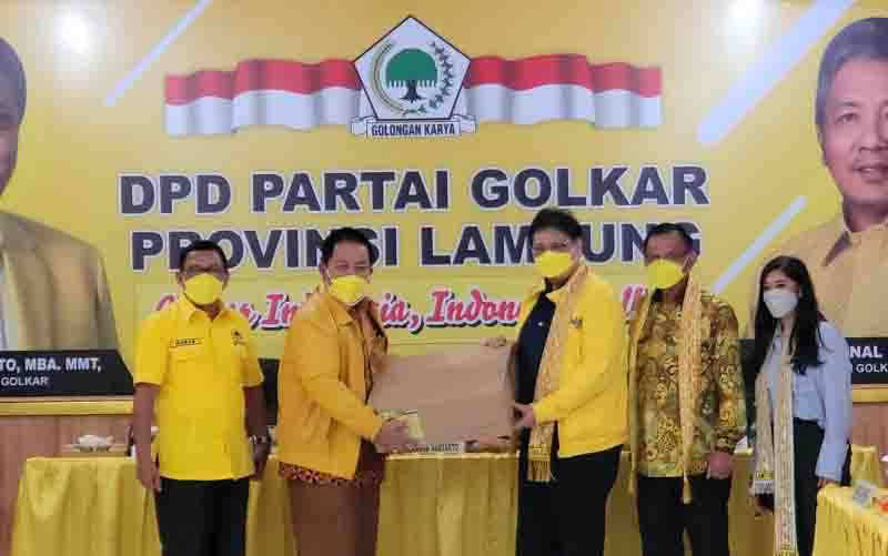 Airlangga Perintahkan Kader Golkar Aktif Bantu Tangani Covid-19