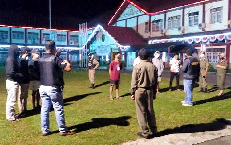 Satpol PP Barito Timur Tertibkan Warung dan Pemuda Nongkrong Hingga Larut Malam