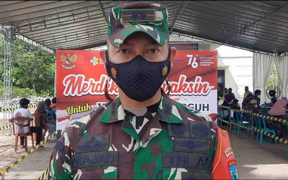 Cegah Terjadinya Kerumunan, Personel TNI/Polri Bantu Pengaturan Antrean Dalam Vaksinasi Massal di Desa Natai Baru