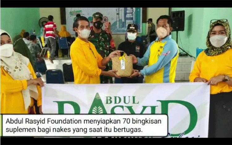 VIDEO: Abdul Rasyid Foundation Beri Tali Asih untuk Lansia dan Nakes pada Vaksinasi Massal di Desa Natai Baru