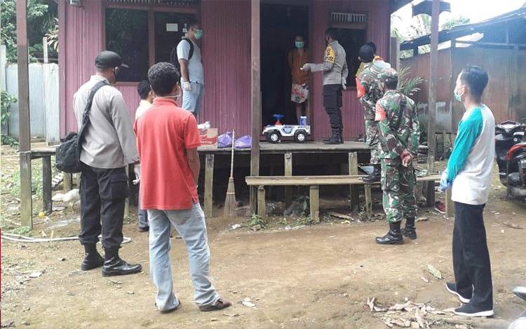 Warga Isoman Desa Konut Terima Bantuan Sembako