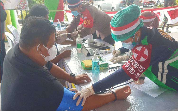 Polda Kalteng Bersama DAD Gelar Vaksinasi Massal