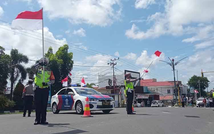 Peringati Detik-Detik Kemerdekaan, Pengendara di Pangkalan Bun Lakukan Hormat Bendera