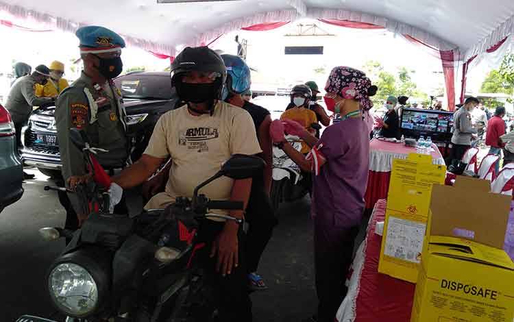 Kapolres Katingan Pantau Vaksinasi Drive Thru