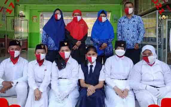 SMP Negeri 1 Sampit Gelar Upacara Bendera Terbatas