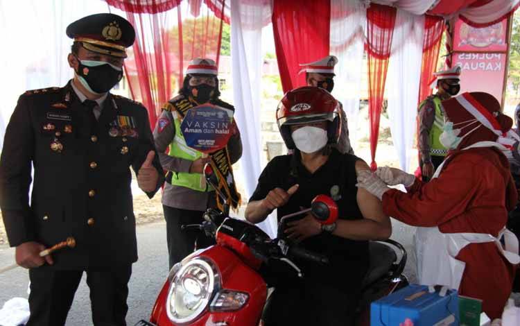 HUT Kemerdekaan, Polres Kapuas Kembali Gelar Vaksinasi Covid-19 Drive Thru