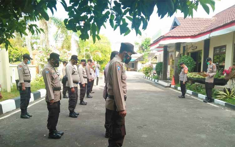 Kapolsek Pahandut Instruksikan Anggota Tingkatkan Imbauan dan Sosialisasi Prokes kepada Masyarakat