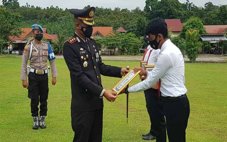 Personel Polres Lamandau Bertugas Pemulasara Jenazah Covid-19 Diberi Penghargaan