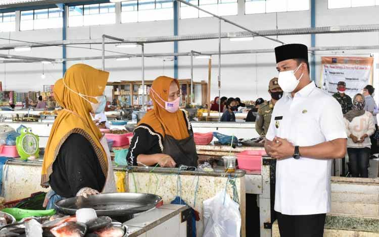 Bupati Lamandau Pangkas Biaya Sewa Kios Pasar Hingga 50 Persen