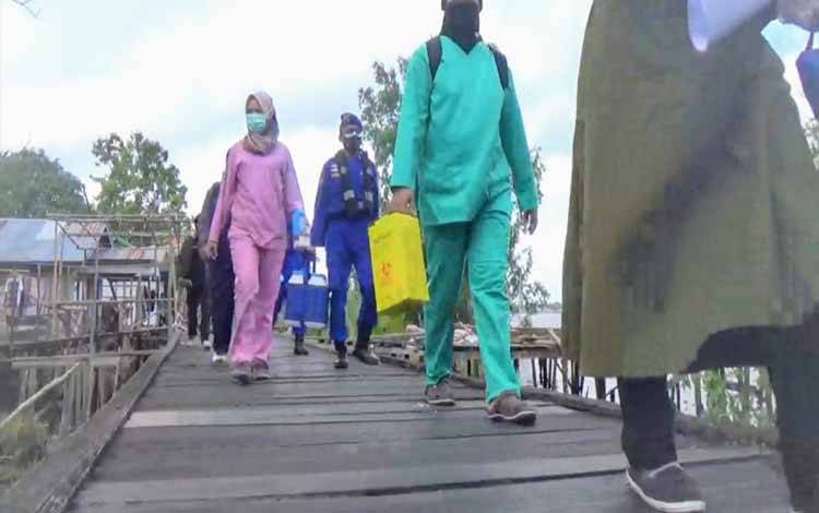 Warga Lansia di Pesisir Sungai Mentaya Akhirnya Terima Vaksin