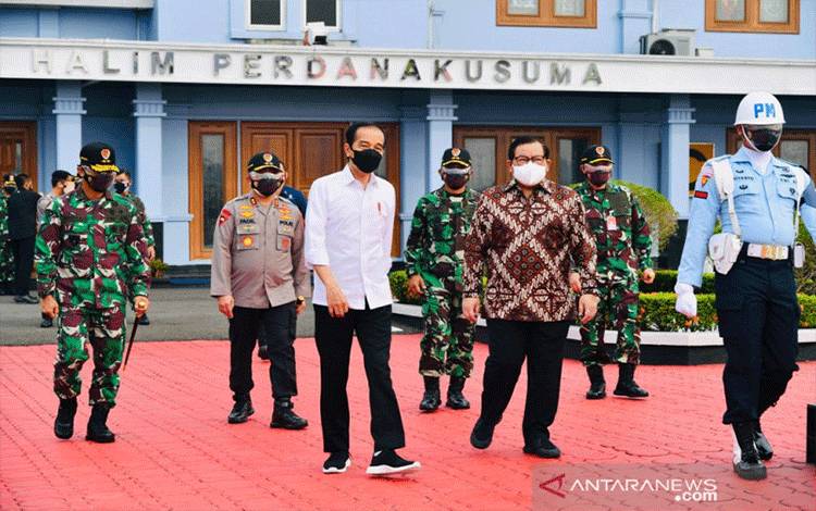Jokowi Tinjau Vaksinasi dan Kunjungi Pabrik Porang di Jatim