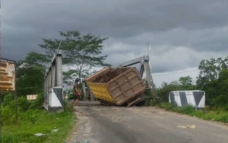 Kerusakan Jembatan Kapten Mulyono Akhirnya Akibatkan Kecelakaan