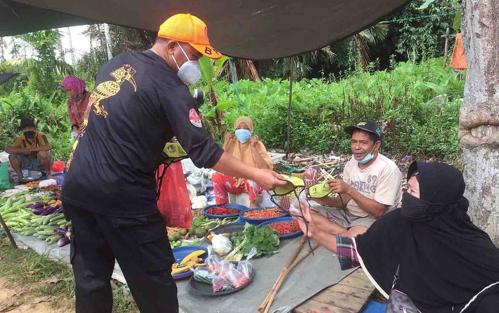BPBD Damkar Barito Timur Bagikan 250 Masker ke Pedagang Pasar