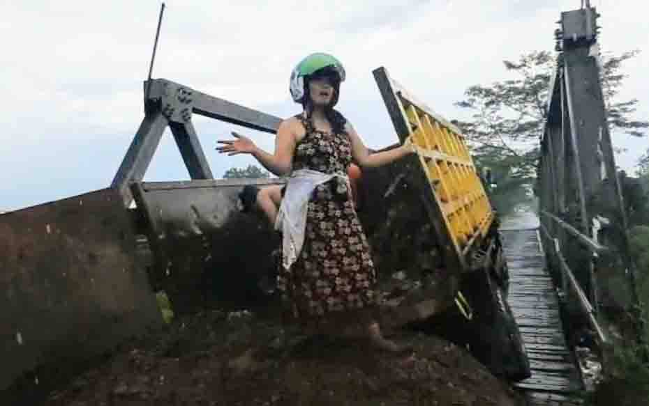 Terperosok di Jembatan Patah, Istri Sopir Truk Turun Tangan Lalu Sampaikan Kritikan