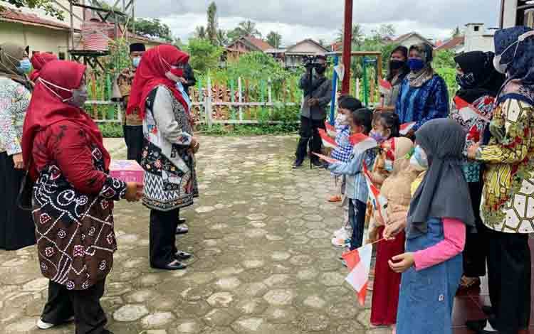 Bunda PAUD Barito Utara Tinjau PAUD dalam Kota Muara Teweh
