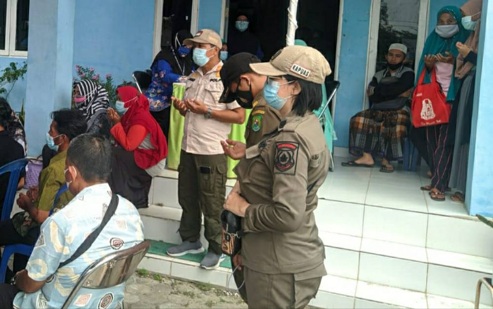 Personel Satpol PP dan Damkar Kapuas Bantu Pengamanan Vaksinasi