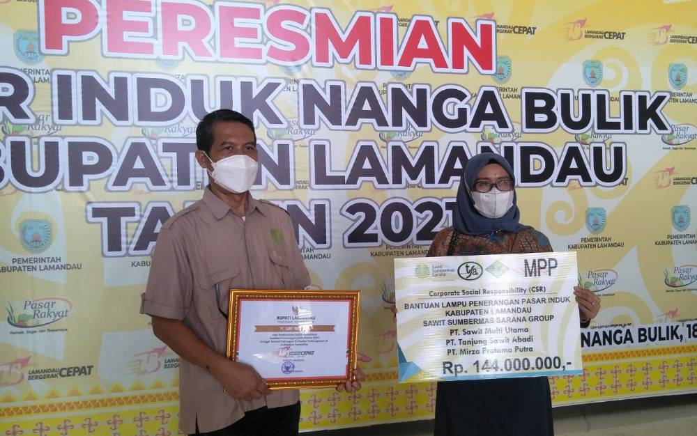 SSMS Group Realisasikan CSR Senilai Rp144 Juta untuk Penerangan Pasar Induk Nanga Bulik