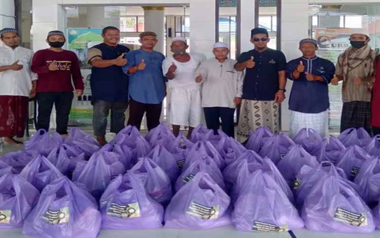 Program Jumat Berkah Masjid Al Ghufron Kasongan Sediakan Snak Hingga Bagi Sembako