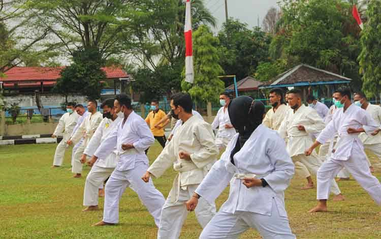 Puluhan Personel Polresta Palangka Raya Latihan Beladiri Polri Syarat Naik Pangkat