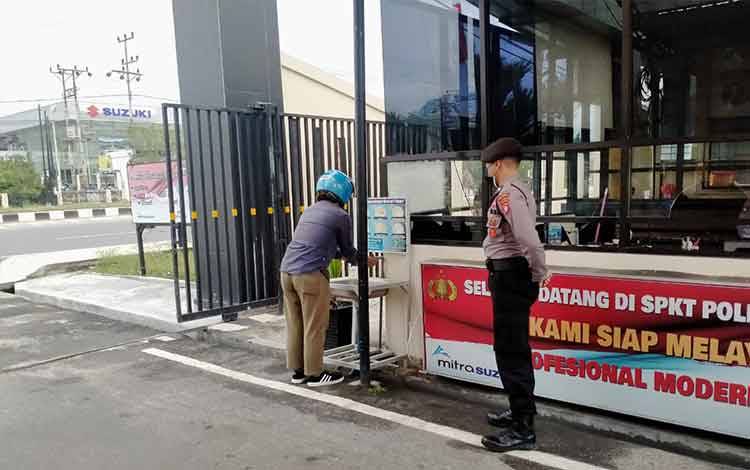 Anggota Satsamapta Awasi Prokes Warga Memasuki Mako Polresta