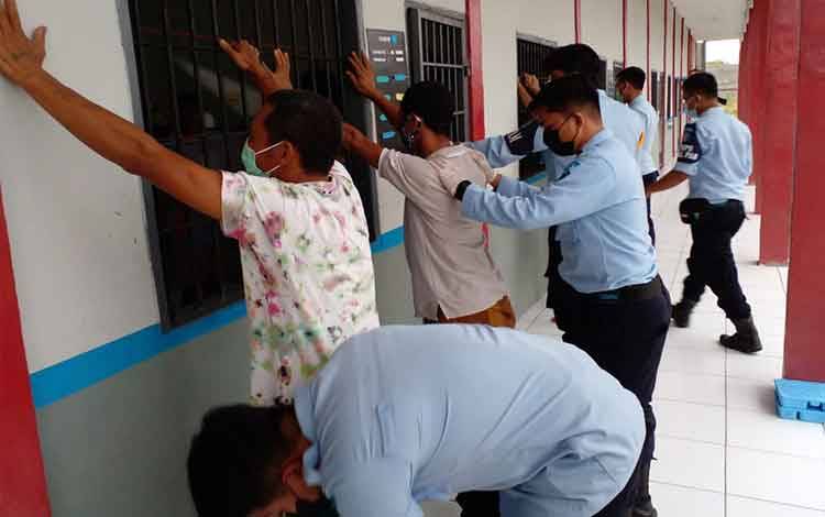 Petugas Lapas Sukamara Kembali Razia Kamar WBP. Benda Tajam Ditemukan