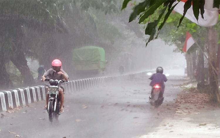 Sampit Sekitarnya Dilanda Hujan Deras Disertai Angin Kencang