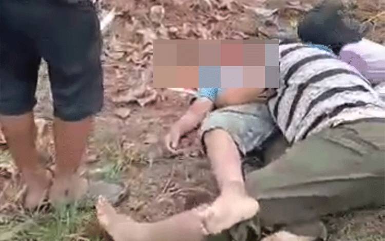 Beredar Video Ibu dan Anak Menangis Histeris Melihat Jenazah Korban Tabrakan di Sebabi