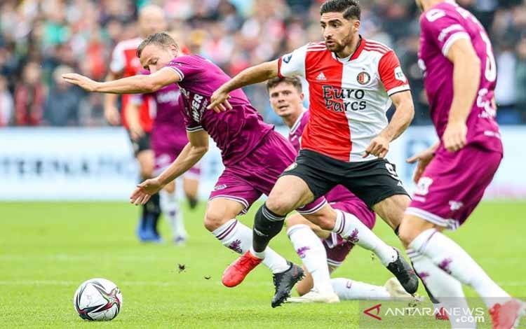 Bryan Linssen Borong 2 Gol Antar Feyenoord atasi Go Ahead Eagles