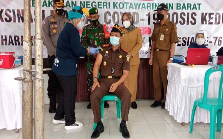 200 Warga Ikuti Vaksinasi Tahap II di Kantor Kejari Kobar