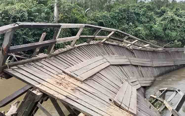 Jembatan Penghubung Tiga Desa Ambruk Akibat Banjir di Suling Tambun