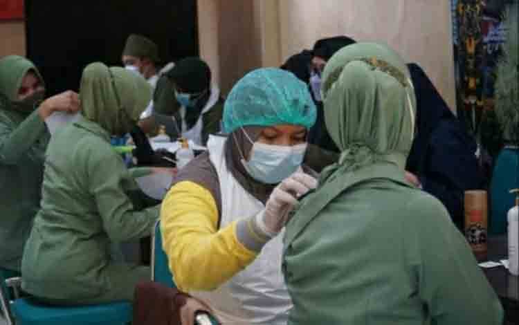 Keluarga Besar TNI di Kodim Kuala Kapuas Jalani Vaksinasi Covid-19