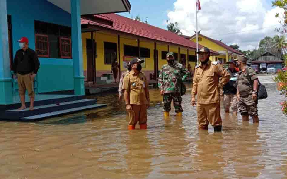 Wakil Bupati Katingan Tinjau Lokasi Banjir dan Serahkan Bantuan Sembako