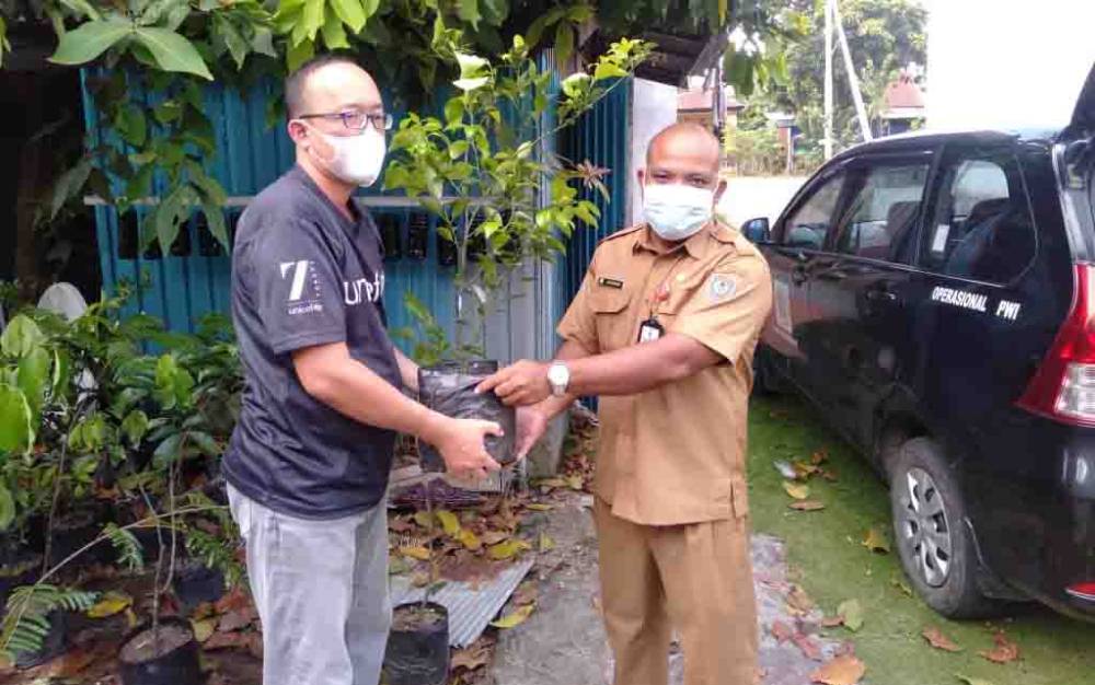 DKPP Seruyan Serahkan Bibit Buah Dukung Hari Pers Nasional