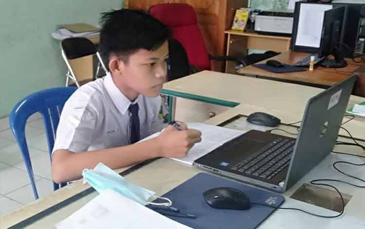 Tiga Pelajar MTsN 1 Kapuas Ikuti Kompetisi Sain Madrasah Secara Daring