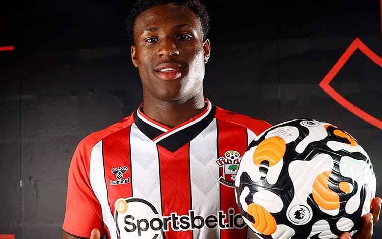 Southampton Boyong Talenta Muda Thierry Small dari Everton